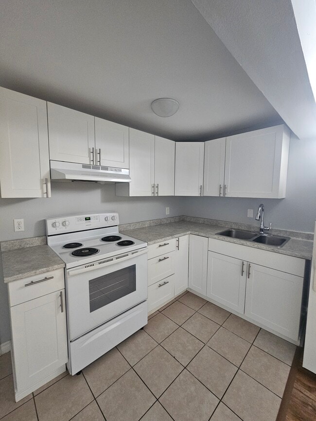 Building Photo - 12 Harry Crescent Unit 5