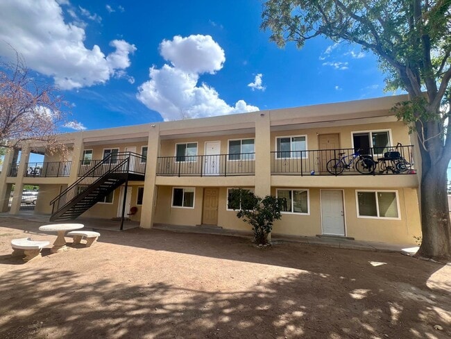 Building Photo - 911 Alvarado Dr SE Unit 4 Rental