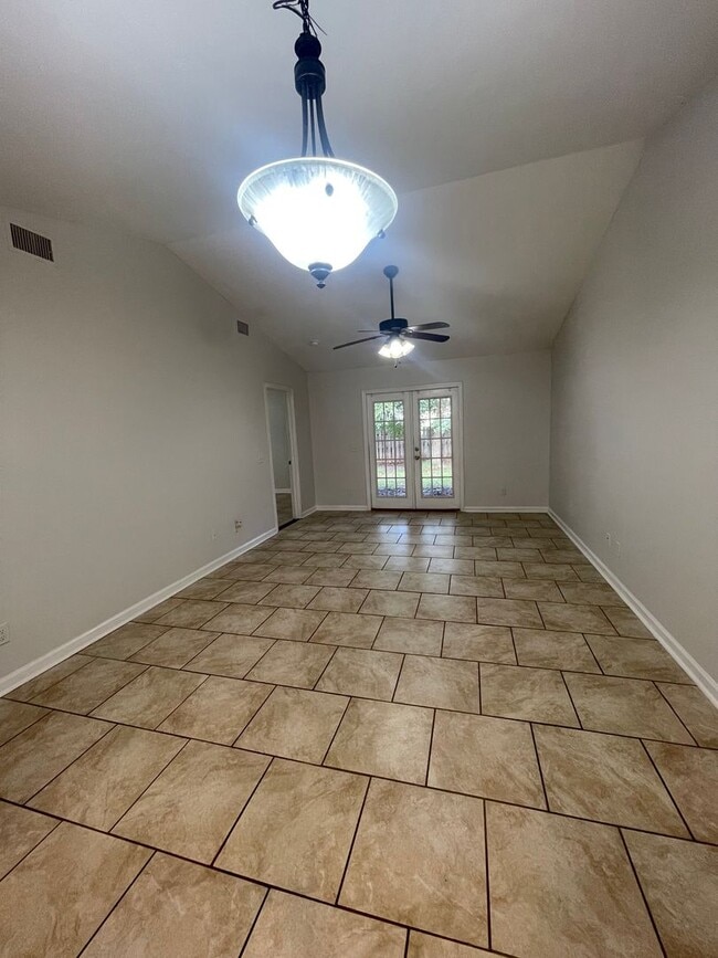 Photo - 190 Leeswood Cir