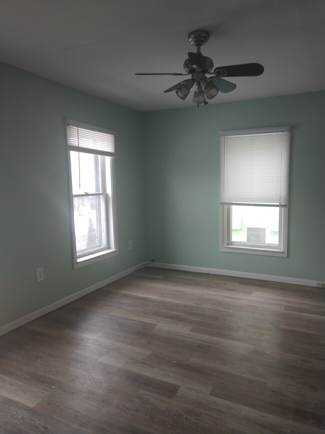 newly painted living room - 341 Keyes Ave Apartamentos Unidad 341 no  3