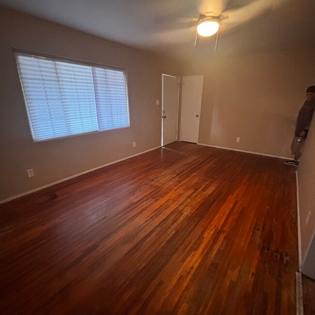 Photo - 403 W Howe St
