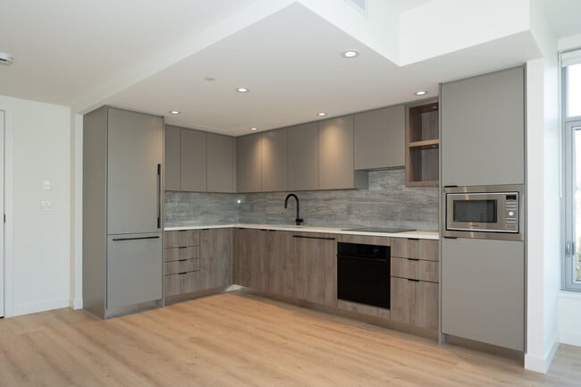 Building Photo - 755 Harbourside Dr Unit 610