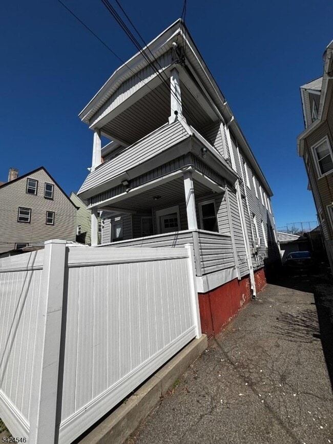 Photo - 203 Lawrence St