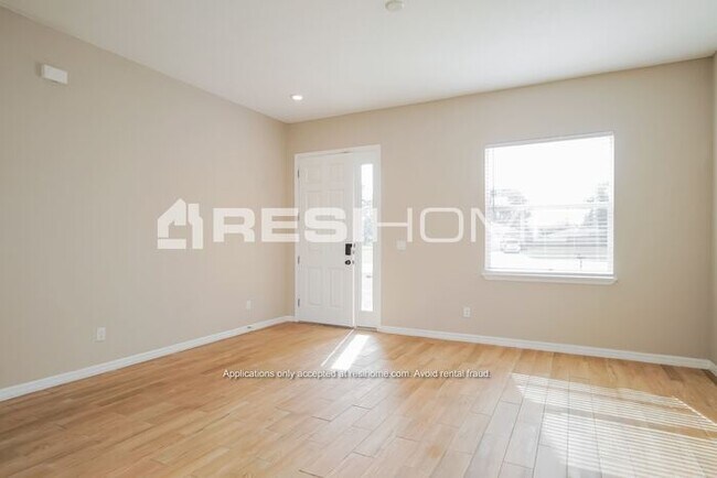 Photo - 35 Sawfish Ln