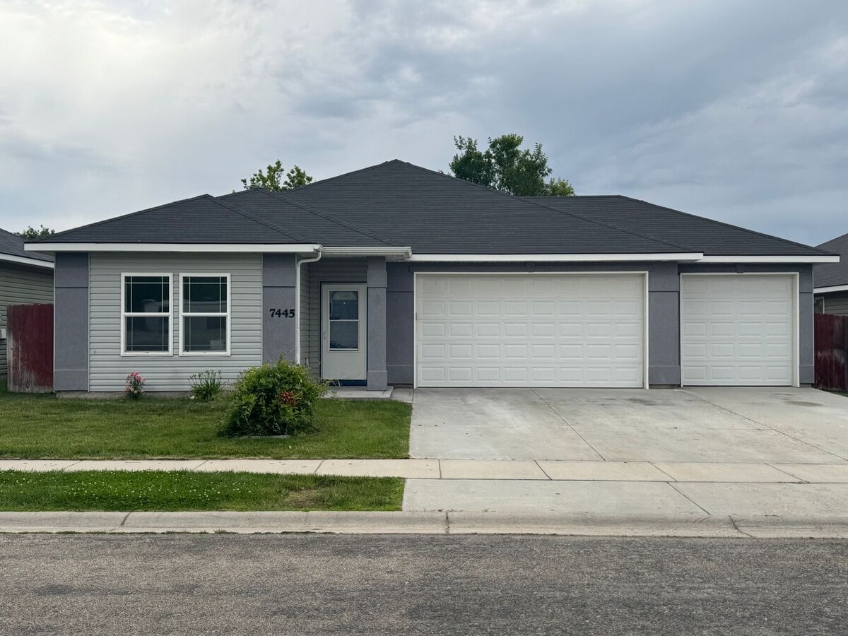 Spacious Single-Level Home w/3-Car Garage - Spacious Single-Level Home w/3-Car Garage