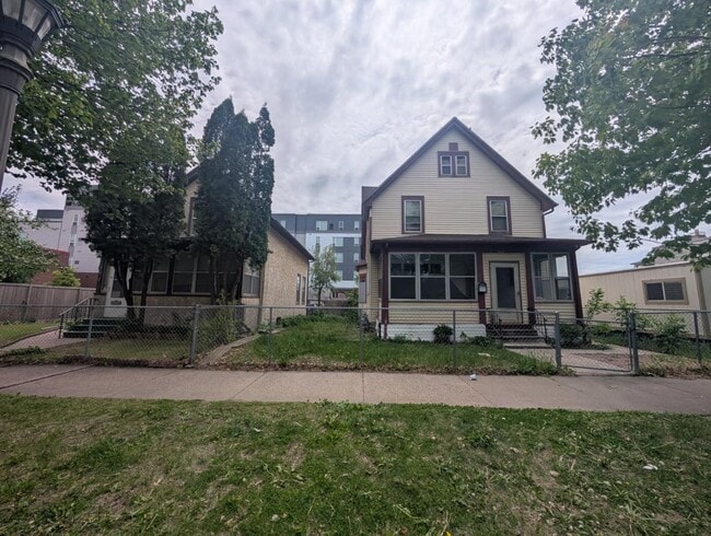 Building Photo - 642 Sherburne Ave