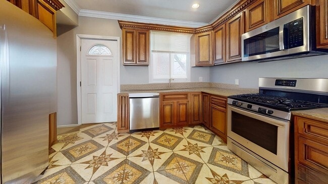 Building Photo - 315 Silver St Unit 2