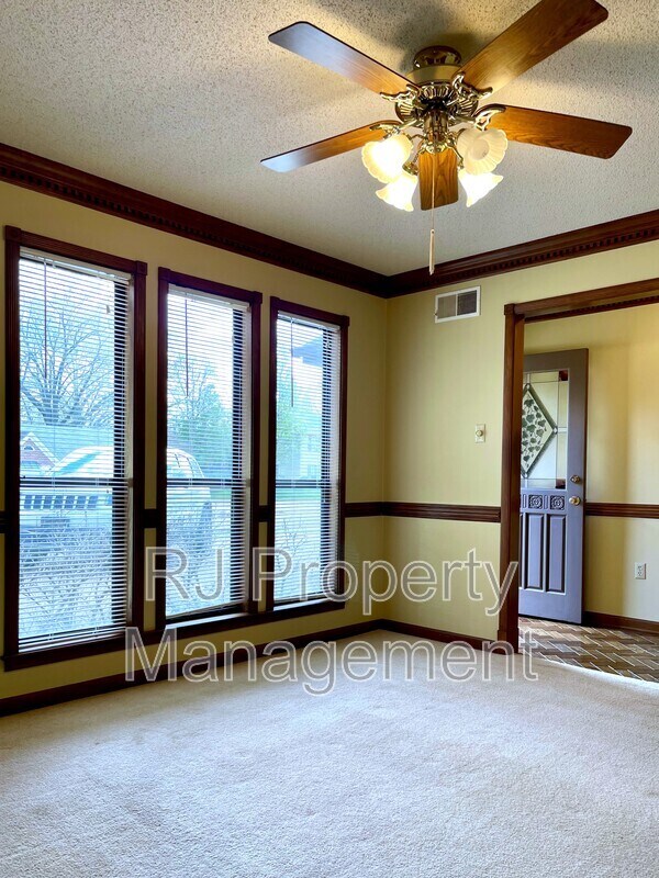 Photo - 421 Griffon Dr