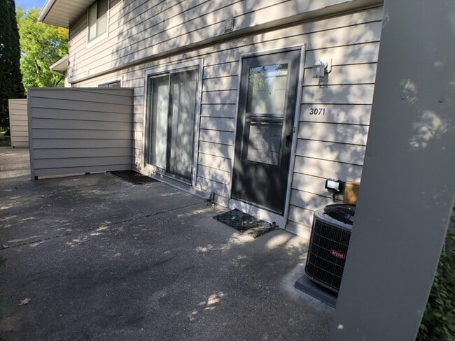 Building Photo - 2 Bed/1.5 Bath Townhome in St. Louis Park