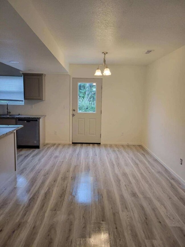 Photo - laclederentals@gmail.com