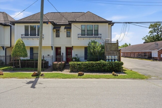 Building Photo - 2305 Bastrop St