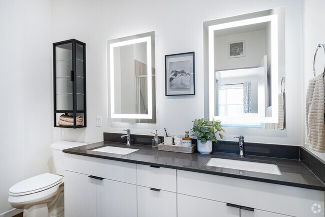 2BR, 2BA - 1,014SF - Main Bathroom