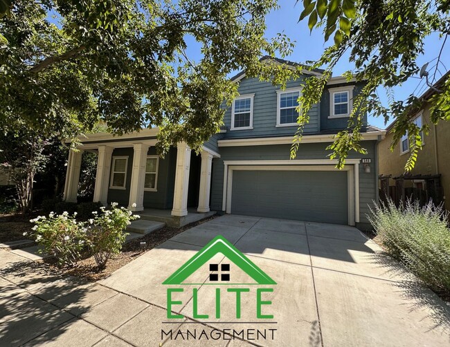 Building Photo - Spacious and Stylish 4-Bedroom Home in Des...