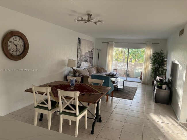 Photo - 6884 N Kendall Dr Unidad C407