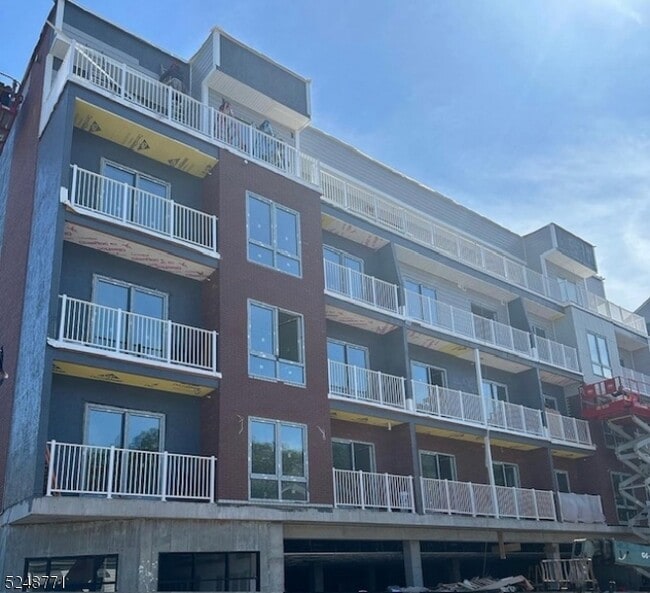 318 Dixon Ave 304  