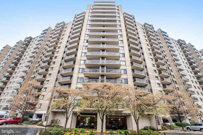 Photo - 307 Yoakum Pkwy Unit 920