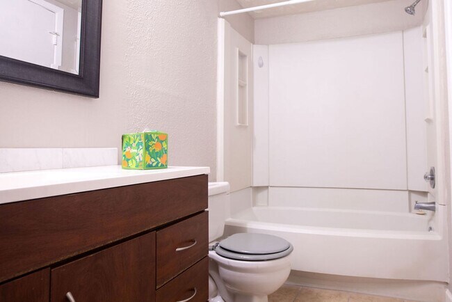 Photo - Beautiful 2 Bedroom, 2 Bath Townhome in Ga...