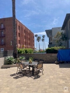 Courtyard / Patio - 19 Breeze Ave Rental