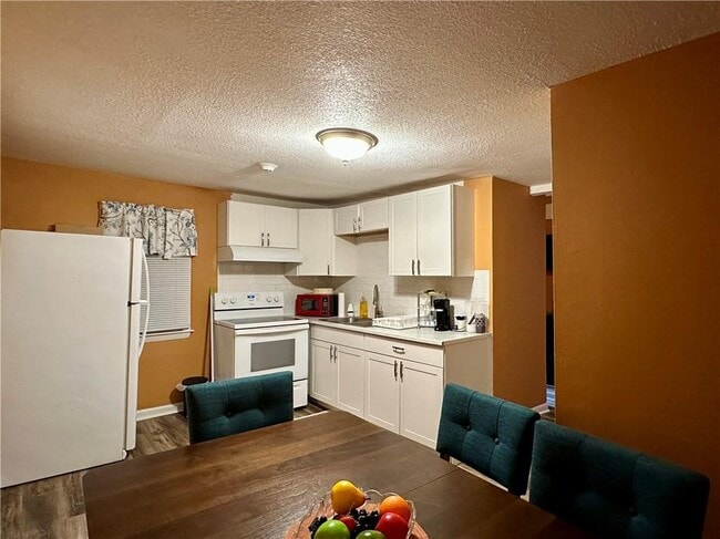 Building Photo - 800 Oakland Beach Ave Unit A