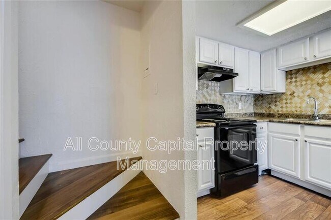 Photo - 300 Carmen Ct