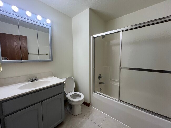 Photo - 300-302 W 2nd St