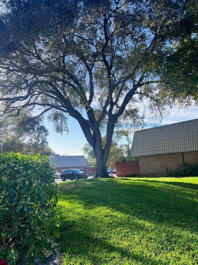 Photo - 1700 Embassy Dr