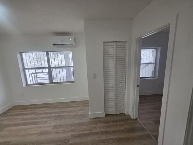 Building Photo - 5900 NE 1st Ave Unit 1