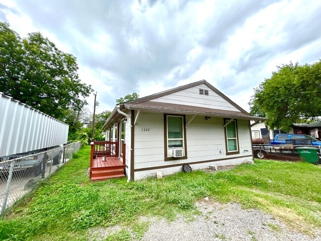 Photo - *MOVE IN SPECIAL* 2 Bedroom / 1 Bath Unit Near Lackland AFB!