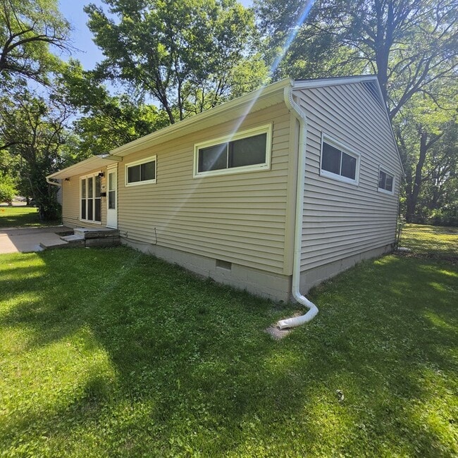 Photo - Spacious 4 bedrooms and 1 bath home located on Manchester Ave in Kansas City, MO