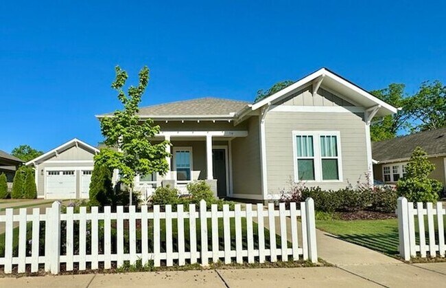 Building Photo - Fenced yard in popular Clift Farm
