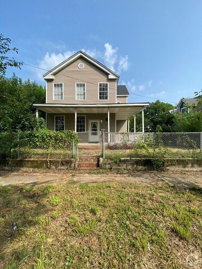 Building Photo - 4 bedrooms, 2 bathrooms home available in ...