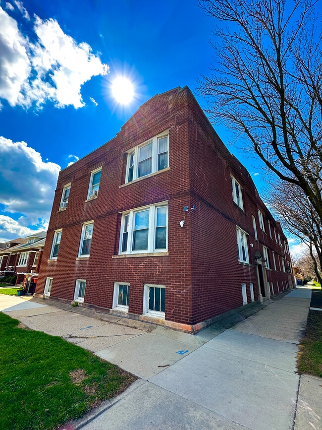 Building Photo - 4045 W Argyle St