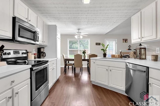 Photo - Beautiful 3 bed 2 bath house- Pet Friendly!