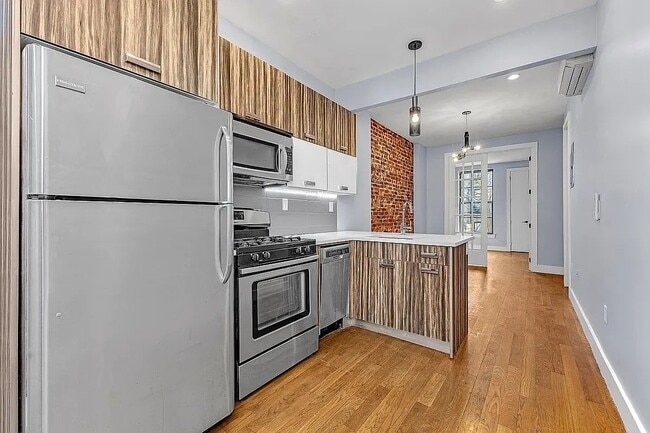 Building Photo - 540 Bainbridge St.