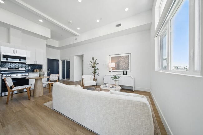 Photo - 212 N Mariposa Ave