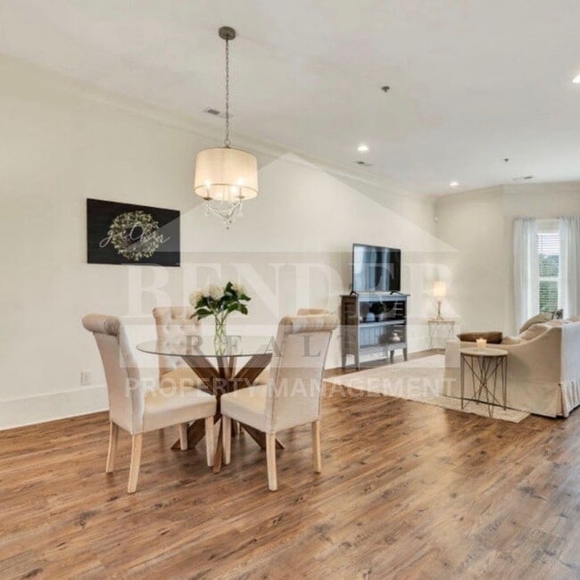 Photo - BEAUTIFUL EXECUTIVE TOWNHOME FOR RENT