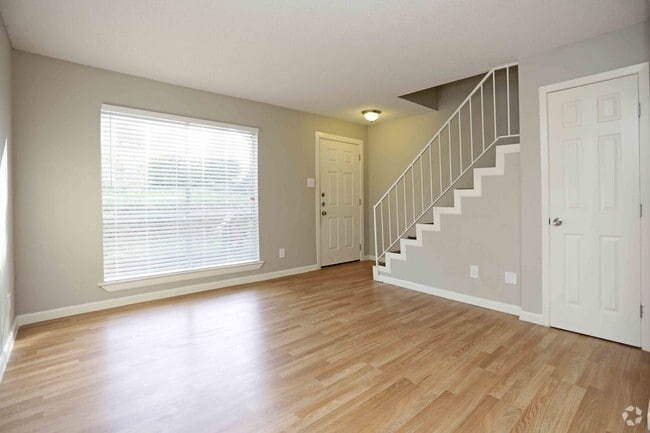 1BR,1BA - 690SF - LIVING ROOM