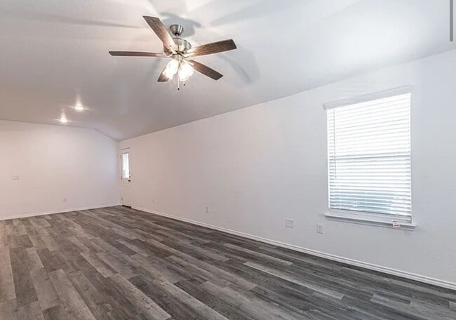 Photo - AVAILABLE NOW! - 2 WEEKS FREE (SECTION 8 A...