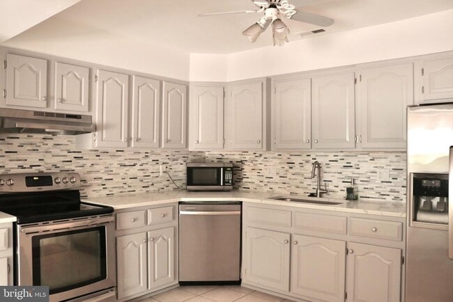 102 Hazelwood Ln