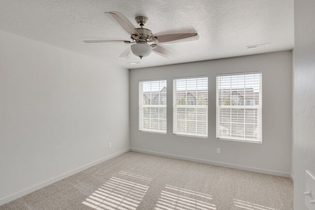 Building Photo - Live the Good Life in this townhome!