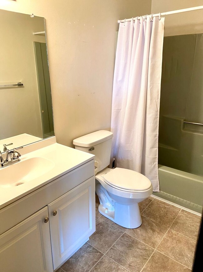 Photo - 4130-4136 Canterbury Dr Unit 4134