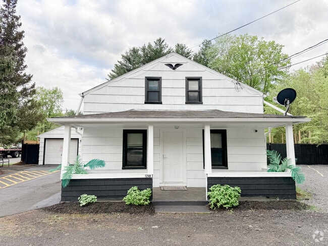 Building Photo - 1248 Meriden-Waterbury Turnpike Rental