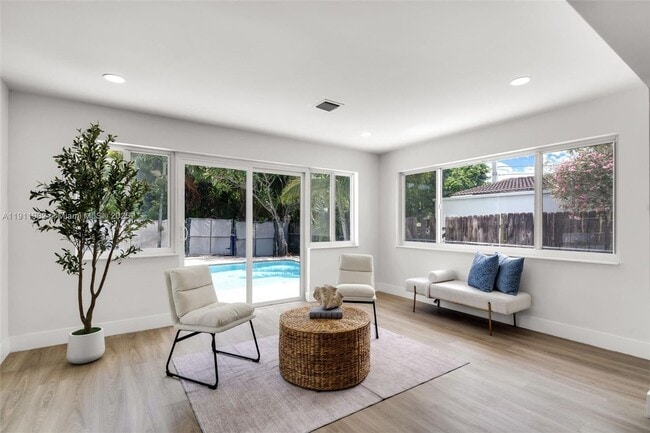 Photo - 3920 Hayes St