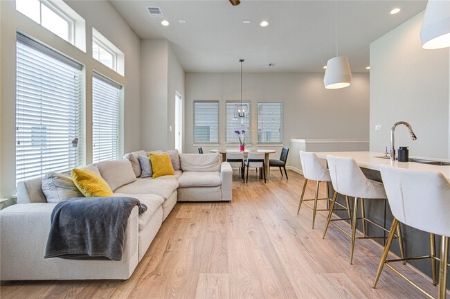 Building Photo - 730 Carriage Knls Dr