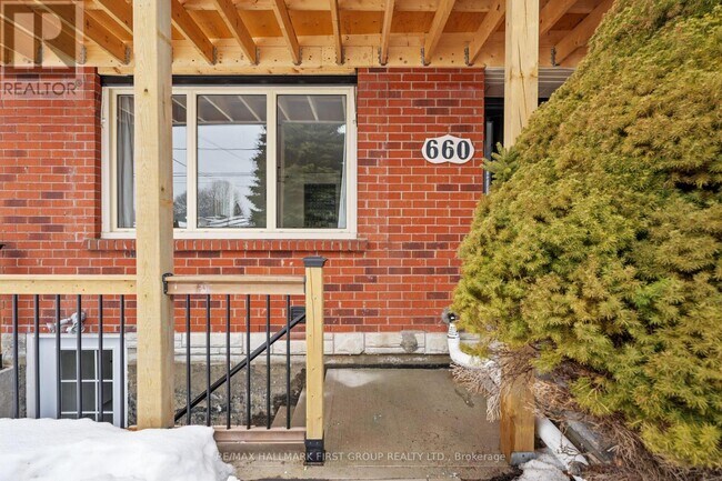 Photo - 660 Mackechnie Crescent