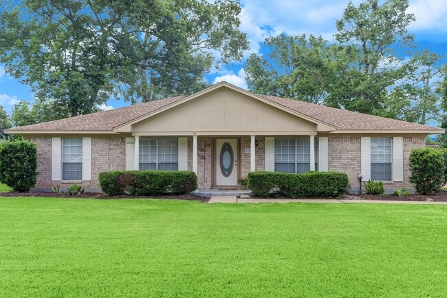 Building Photo - Spacious home on 1/3 of an acre w/ BONUS F...