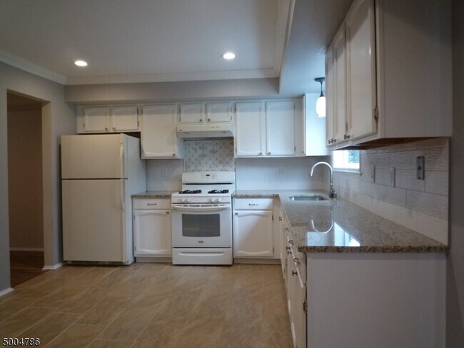 Photo - 388 Cotswold Pl