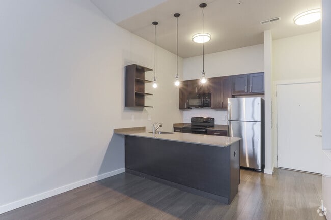 1 BR, 1 BR - 587 SF