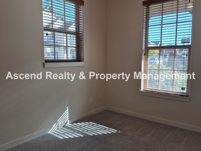 Photo - Available Immediately Minutes to Orenco Sh...
