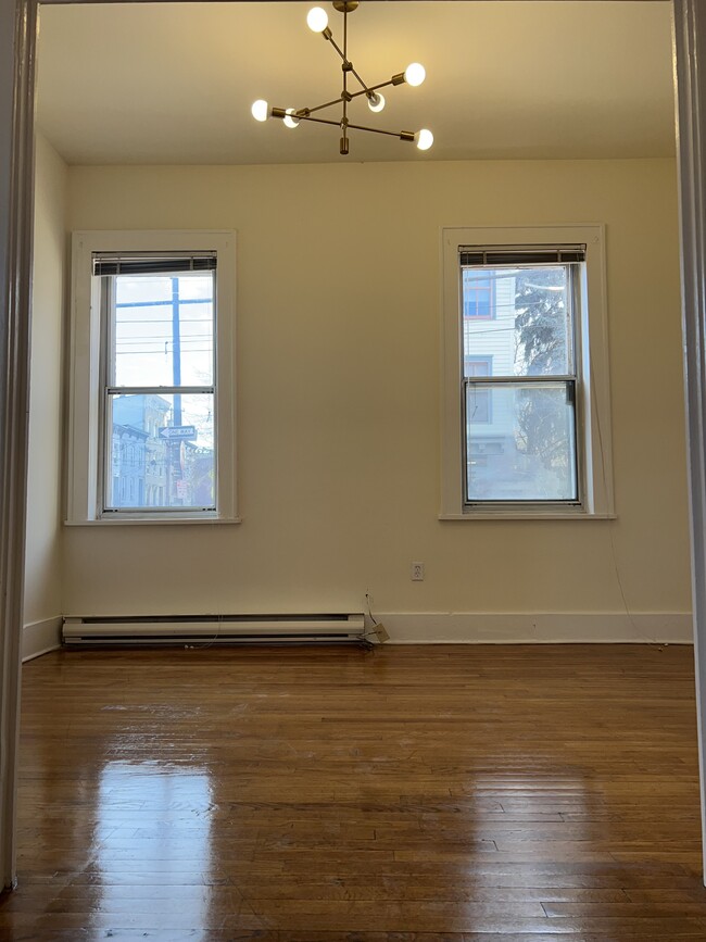 Living or dining, bright large windows offer plenty of sunlight - 118 Philip St Townhome